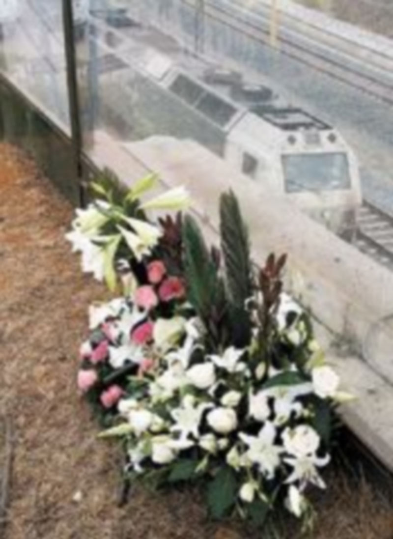 Un ramo de flores recuerda a los fallecidos en el accidente de tren. / EFE
