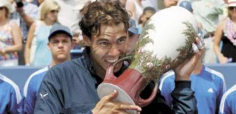 El zurdo de Manacor posa con el trofeo conquistado en su segundo torneo de la gira norteamericana. / J. Sommers (Reuters)