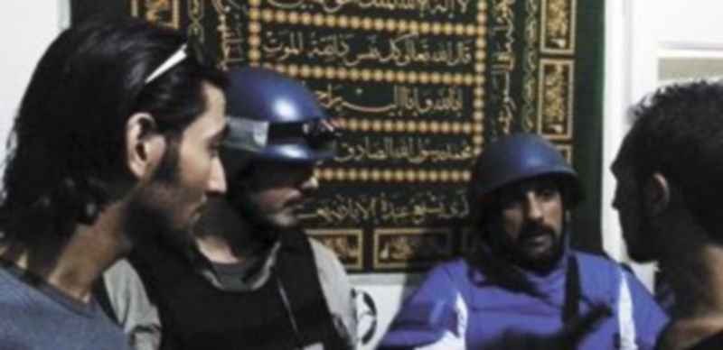 Miembros de la delegación de Naciones Unidas conversan con algunos de los habitantes de la zona atacada el pasado miércoles. / Reuters