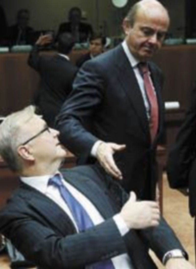 De Guindos saluda al comisario económico Olli Rehn. / Europa Press