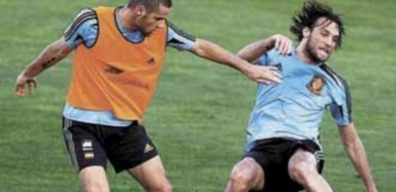 Michu (d) es uno de los debutantes en la convocatoria de Del Bosque. El ariete sustituyó a última hora a David Villa. / Efe