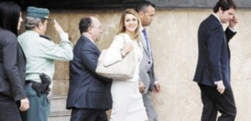 María Dolores de Cospedal abandonó los juzgados de Toledo sonriente