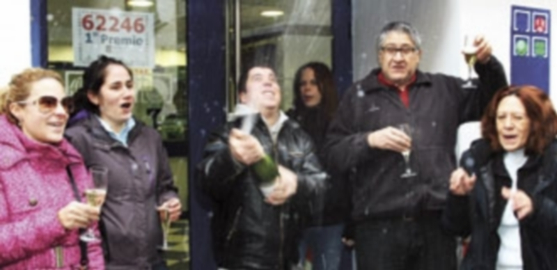 Mucho gasto para un premio de 30 millones escasos 1 Titulares de la administración y familiares de una administración palentina celebran por todo lo alto haber vendido una serie del premio Gordo entre sus clientes. / Brágimo (Ical)