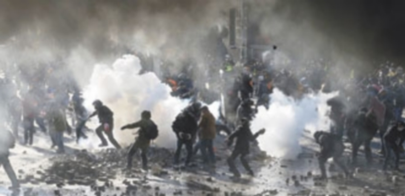 Los congregados en la plaza de la Independencia usaron bombas y piedras contra los policías