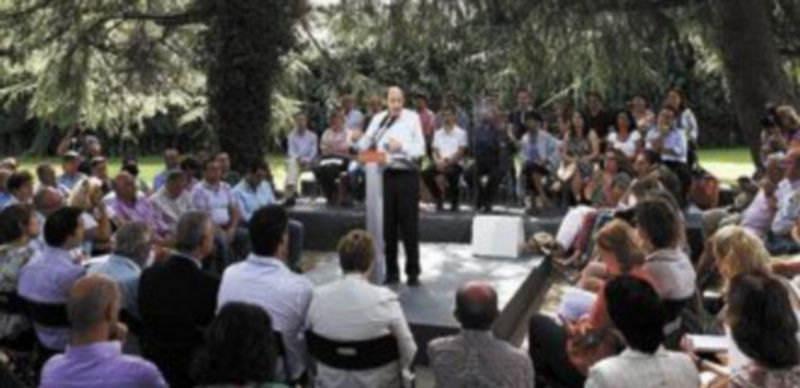Alfredo Pérez Rubalcaba en su intervención en la clausura de un curso sobre calidad democrática en Galapagar. / Efe
