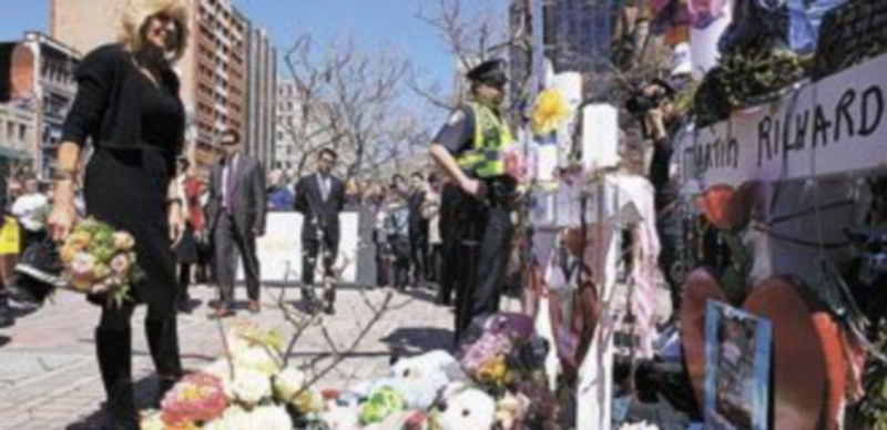 El lugar del atentado está plagado de flores y homenajes a las víctimas. / Reuters