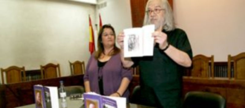 La concejala de Cultura y el representante de La Plaga durante la presentación del libro. / Gabriel Gómez