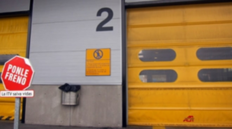 Entrada a una de las naves donde se realiza la inspección técnica de vehículos. / Europa Press