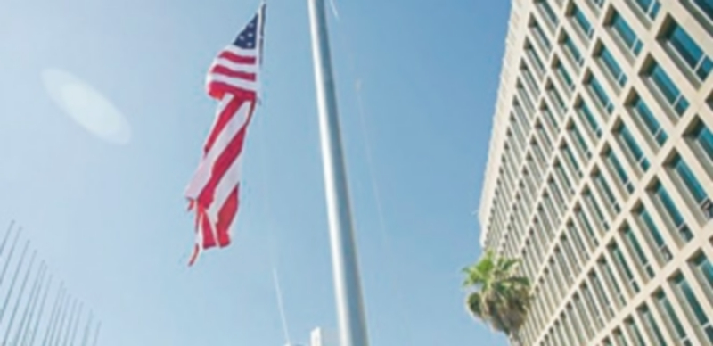 Momento en el que la bandera estadounidense es izada en el mástil ubicado en la embajada norteamericana de la capital cubana. / Europa Press