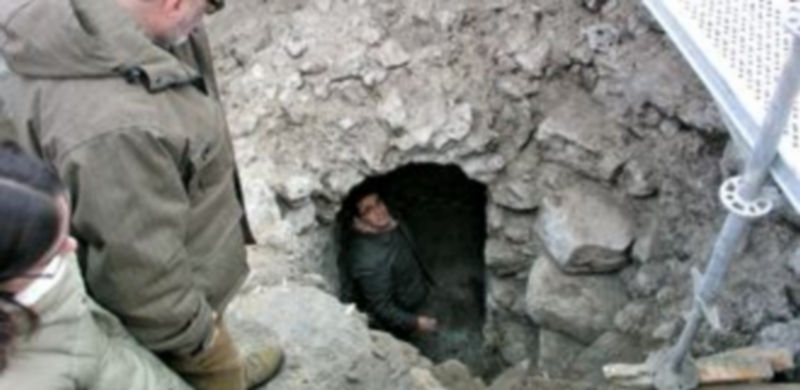 La escalera de caracol da acceso a un pequeño espacio abovedado en el interior de la torre albarrana./Gabriel Gómez