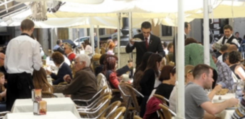 La hostelería es uno de los sectores que más empleados asalariados tiene en la provincia. / Kamarero