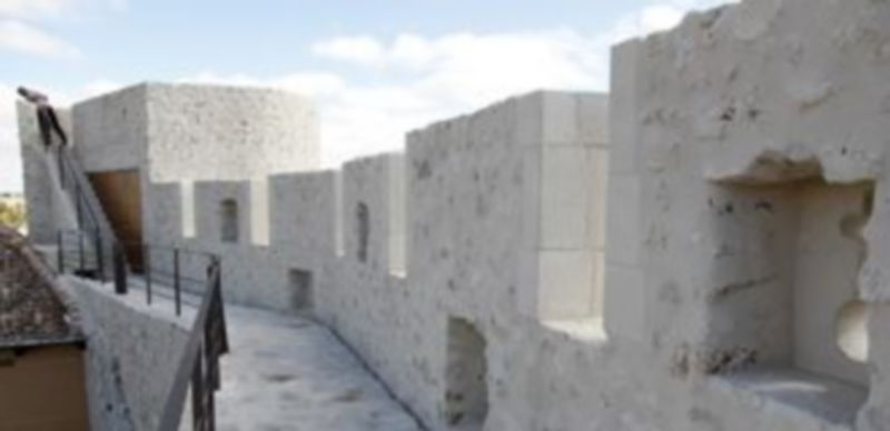 La ruta temática incorpora atriles y paneles informativos sobre el recinto amurallado y la villa y su entorno./Gabriel Gómez