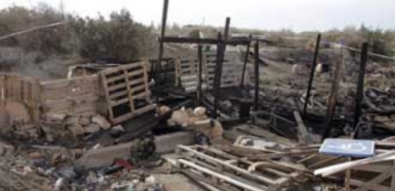 Estado en el que quedó la chabola tras el incendio provocado presuntamente por la pareja de la mujer herida. / Efe