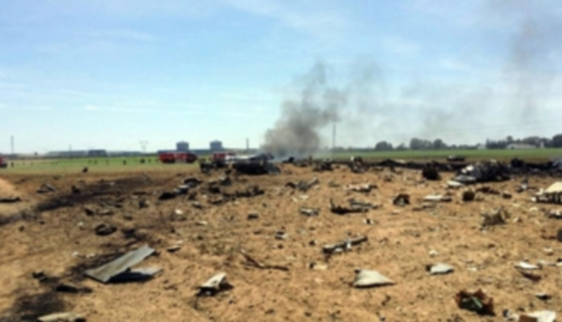 Los restos de la aeronave siniestrada fueron localizados por los servicios de emergencia a una milla del aeropuerto San Pablo de la capital andaluza. / Efe