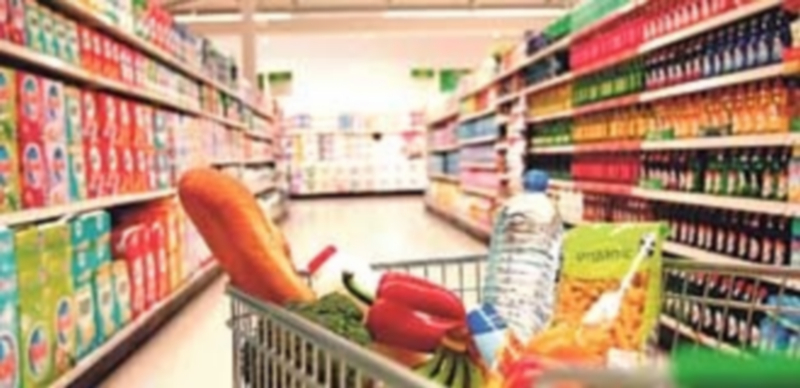 Comparar precios permite ahorrar 823 euros en la cesta de la compra 1 La OCU realiza un estudio anual de los precios en los bienes de consumo de diferentes cadenas de supermercados. / E.P.