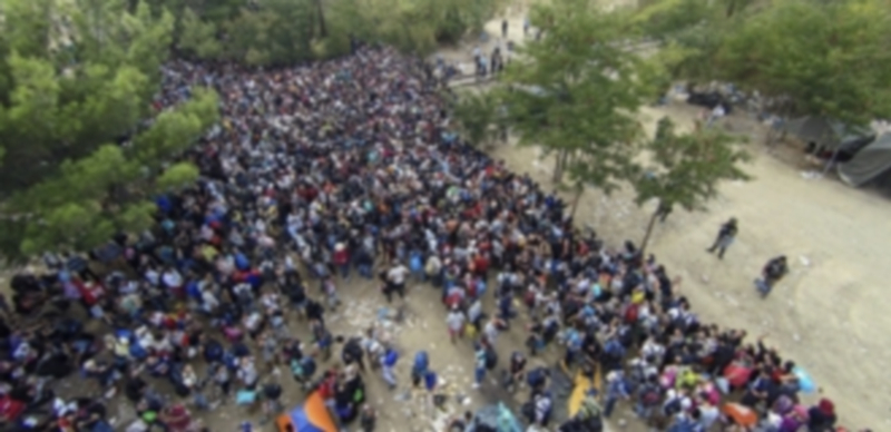 Cientos de inmigrantes se agolpan en torno a la frontera entre Macedonia y Grecia