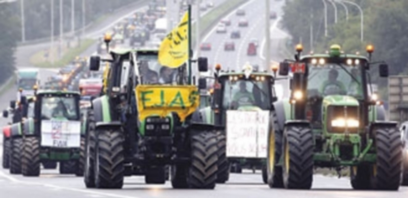 La Comisión Europea ayuda con 500 millones a ganaderos del sector lácteo 1 Decenas de ganaderos subidos a sus tractores protestaron ayer en Bruselas por la crisis en el sector lácteo. / EFE