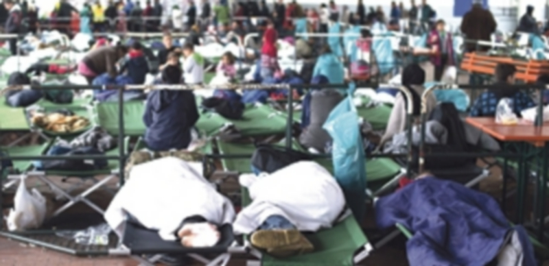 Miles de refugiados continúan haciendo frente a las duras condiciones climatológicas en los campamentos habilitados. / Efe