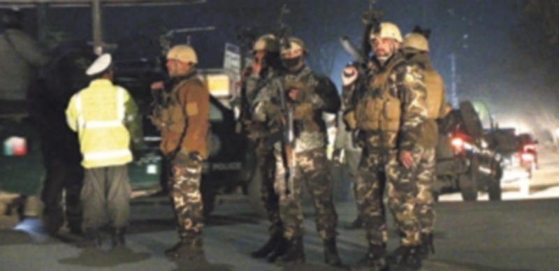 Los terroristas detonaron un coche bomba que voló la puerta de la Embajada española para acceder a la misma