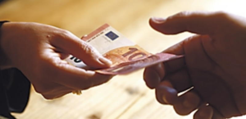 La confianza de los consumidores creció nueve puntos durante 2015 1 Las principales vías de ahorro de los españoles son el consumo de luz y gas