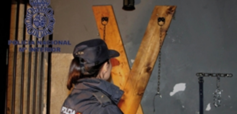 El local donde se ejercía la prostitución tenía elementos preparados para la tortura y el sadomasoquismo. / Efe