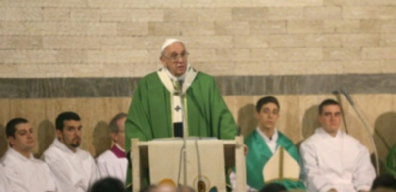 El papa Francisco aboga a las instituciones a ser más duros con el tráfico de personas. / Efe