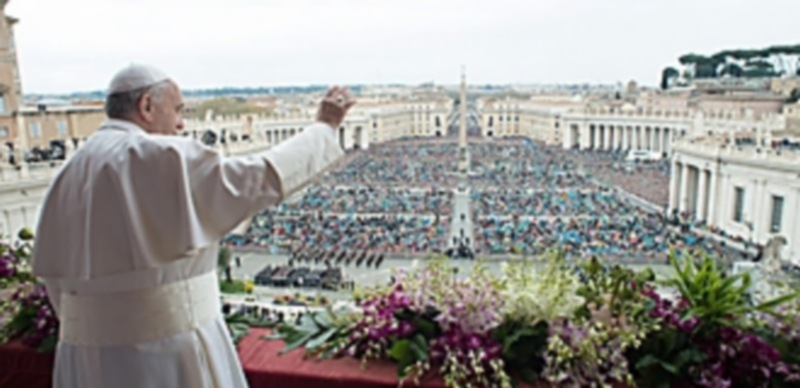 Francisco saluda a todos los peregrinos y turistas que se congregaron ayer en la Plaza de San Pedro del Vaticano para recibir la bendición del ‘Urbi et Orbi’. / Efe