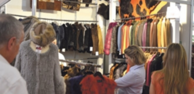 Una consumidora busca entre los artículos de una tienda de ropa. / Europa Press