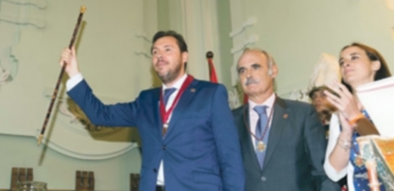 El nuevo alcalde de la capital vallisoletana sostiene el bastón de mando que devuelve la alcaldía a los socialistas tras dos décadas de gobierno del Partido Popular. / Efe