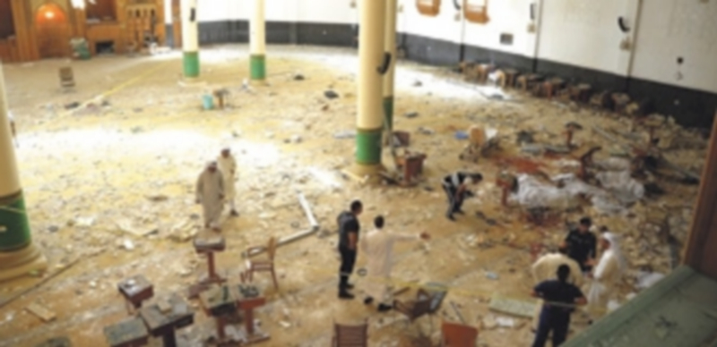 El emir de Kuwait afirmó que el atentado busca generar divisiones sectarias y conflictos en la sociedad kuwaití. / Efe