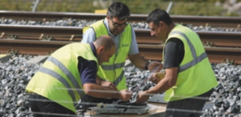 Técnicos de Adif repararon los cables de cobre y de fibra óptica. / Efe