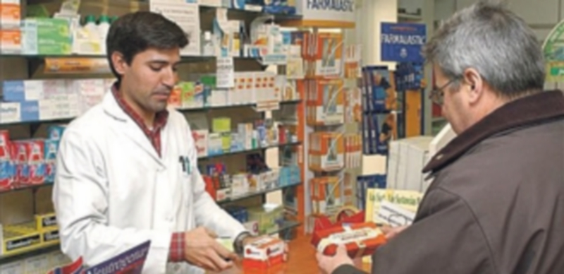 Un adulto adquiere un medicamento en una farmacia. / Efe