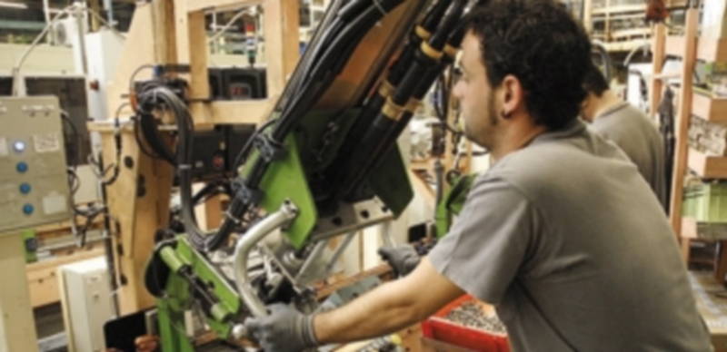 Un trabajador del sector industrial en España. / Efe