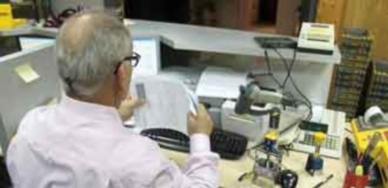 Un trabajador administrativo en su puesto de trabajo. / E.P.