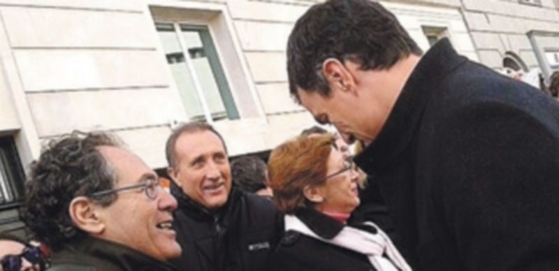 Pedro Sánchez saludando a su llegada al Congreso a algunos de los asistentes. / Ep