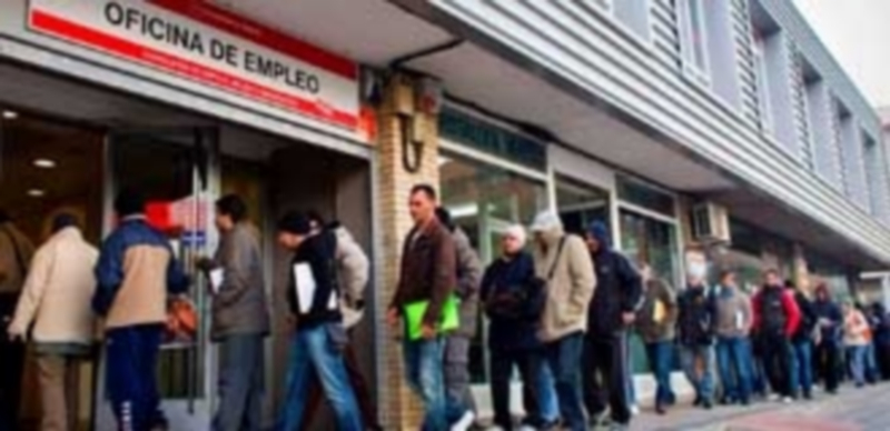 UGT denuncia que dos millones de parados no reciben ninguna prestación 1 Decenas de personas hacen cola a las puertas de una Oficina de Empleo. / EFE