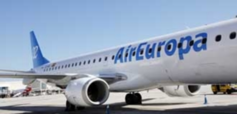 Aeronave de la compañía Air Europa en la pista de despegue. / E.P.