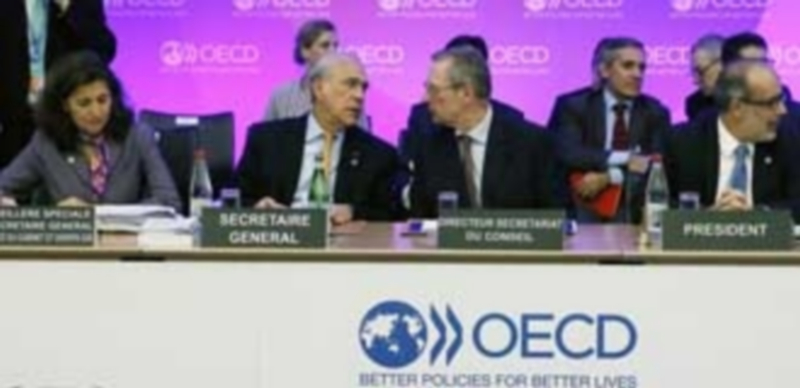 La OCDE alerta de que la incertidumbre política frena la recuperación 1 Altos cargos de la OCDE durante su última reunión en París. / EFE