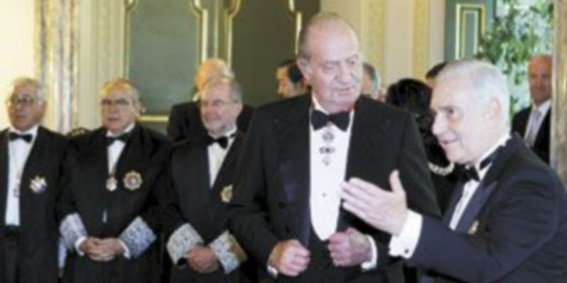 El rey Juan Carlos atiende al presidente del CGPJ