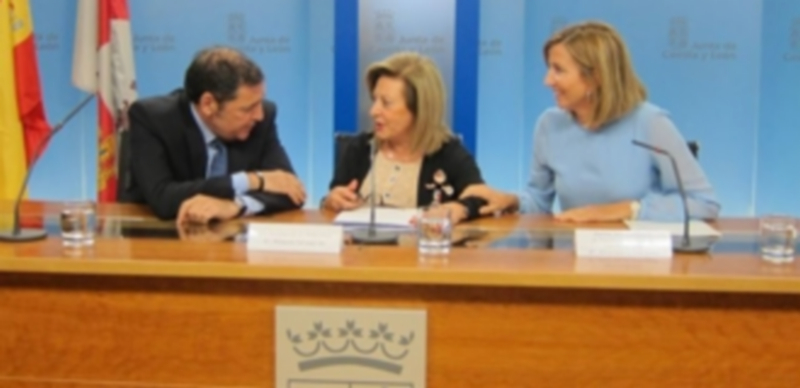 Los familiares de enfermos de alzheimer solicitan más recursos 1 Los consejeros de Sanidad y Familia con la presidenta de la Federación regional de asociaciones de familiares de enfermos. / E.P.