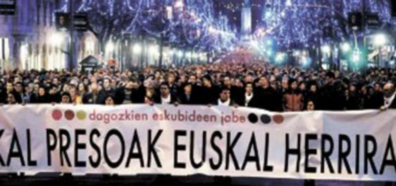 Imagen de la manifestación a favor de los presos etarras que se celebró en Bilbao el 2 de enero del año pasado. / Efe