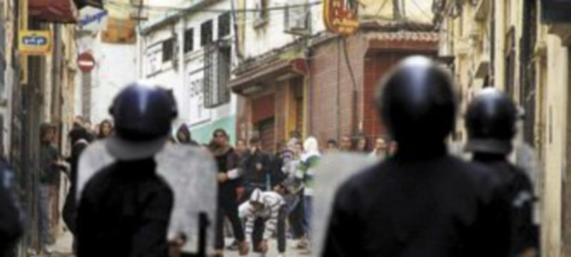 Un grupo de jóvenes se enfrenta a la Policía antidisturbios durante los incidentes llevados a cabo en la ciudad argelina de Orán. / Efe