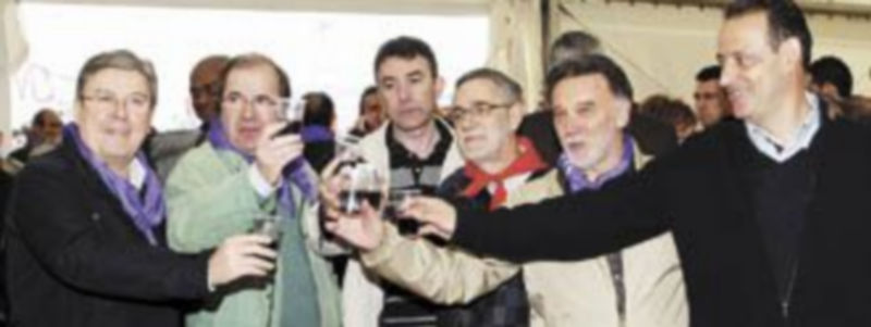 Herrera (2i) brinda con Fernández Santiago (i)