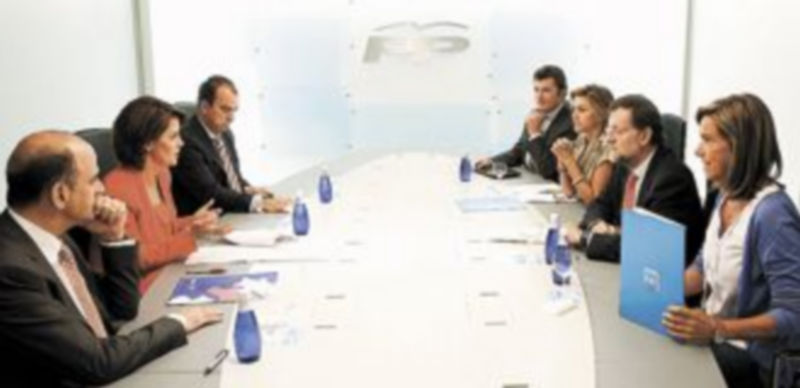 Yolanda Barcina (2i) ha sido capaz de conseguir que Génova y Pamplona firmen la ‘paz’. / Efe.