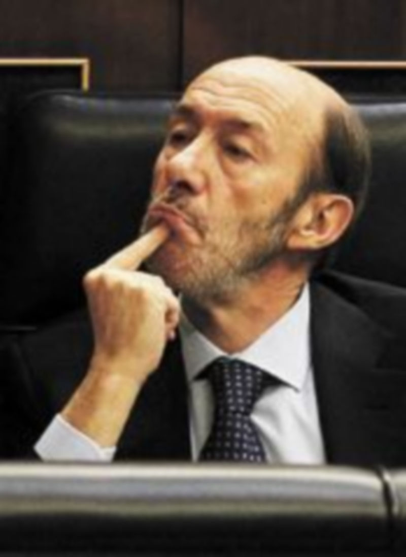 Rubalcaba permanecerá liderando la nave del PSOE. / Efe