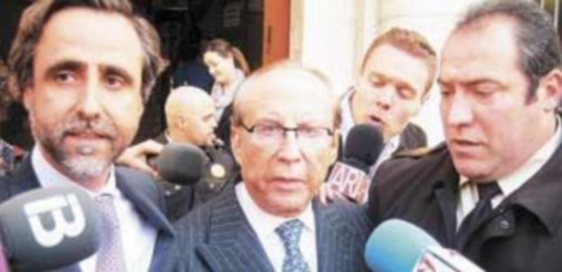 El empresario Ruiz-Mateos sale del Juzgado de Palma de Mallorca flanqueado por su hijo (i) y un primo. / Europa Press