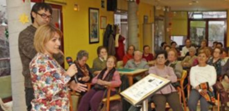 Los responsables de Cruz Roja ofrecieron en el Centro de Día una charla sobre sus actividades. / Gabriel Gómez