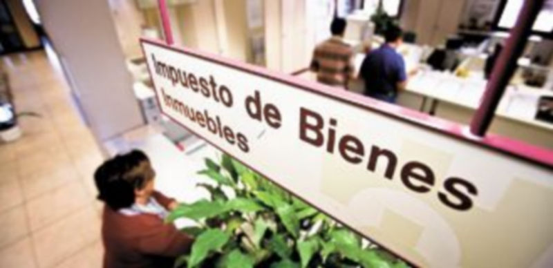 Una mujer espera a ser atendida en una oficina municipal de recaudación. / Alberto Rodrigo