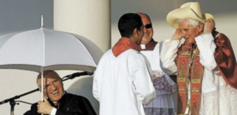 El Pontífice se pone un sombrero durante la celebración del Día Mundial de la Juventud en Madrid en 2011. / Reuters