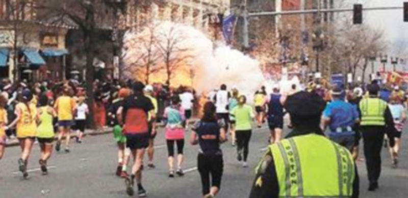 Momento de la explosión de la primera de las bombas en Boston
